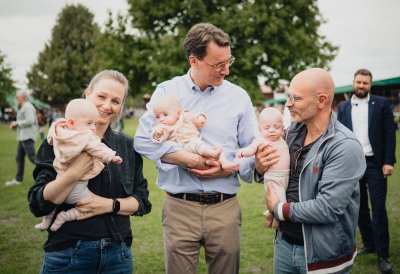 Ministerpräsident Wüst trifft Ehrenpatenkinder im Bubenheimer Spieleland in Nörvenich