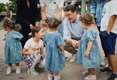 Ministerpräsident Wüst trifft Ehrenpatenkinder im Bubenheimer Spieleland in Nörvenich