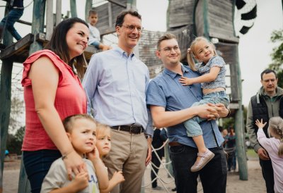 Ministerpräsident Wüst trifft Ehrenpatenkinder im Bubenheimer Spieleland in Nörvenich