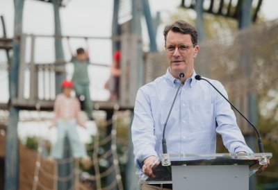 Ministerpräsident Wüst trifft Ehrenpatenkinder im Bubenheimer Spieleland in Nörvenich