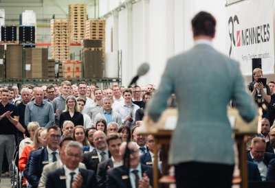 Ministerpräsident Wüst spricht in der Fabrikhalle von Mennekes