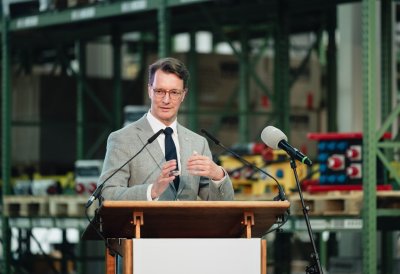 Ministerpräsident Wüst spricht in der Fabrikhalle von Mennekes