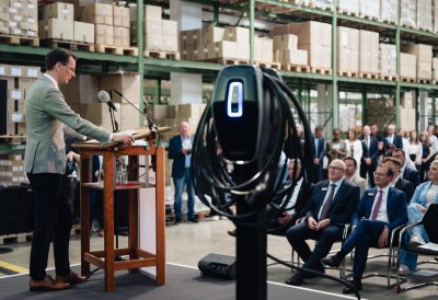Ministerpräsident Wüst spricht in der Fabrikhalle von Mennekes