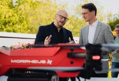 Ein Mitarbeiter erklärt Ministerpräsident Wüst die Funktionsweise der Drohnen