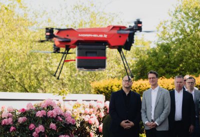 Eine mit einer Lieferung beladene Drohne hebt ab