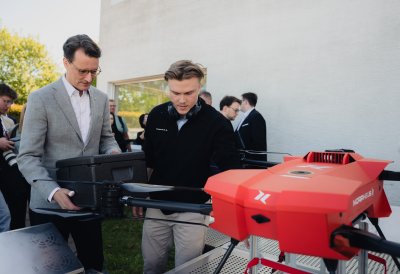 Eine Drohne wird beladen