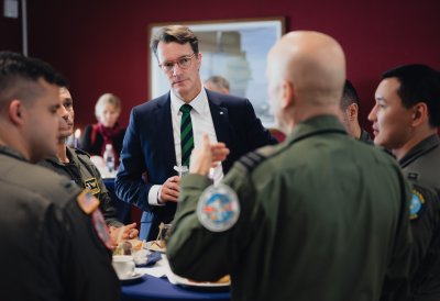 Ministerpräsident Hendrik Wüst im Gespräch mit Soldaten