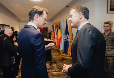 Ministerpräsident Hendrik Wüst und NATO-Generalsekretär Mark Rutte begrüßen sich in einem Raum