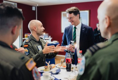 Ministerpräsident Hendrik Wüst im Gespräch mit Soldaten