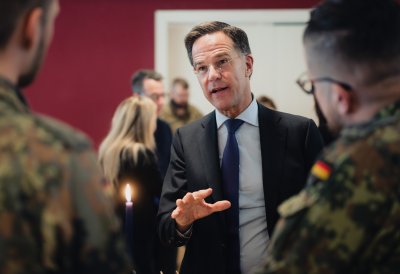 NATO-Generalsekretär Mark Rutte Ministerpräsident im Gespräch mit Soldaten