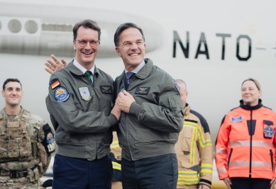 Ministerpräsident Hendrik Wüst und NATO-Generalsekretär Mark Rutte posieren auf der NATO-Air Base Geilenkirchen für ein Foto
