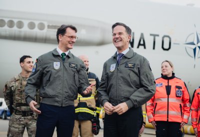 Ministerpräsident Hendrik Wüst und NATO-Generalsekretär Mark Rutte posieren auf der NATO-Air Base Geilenkirchen für ein Foto