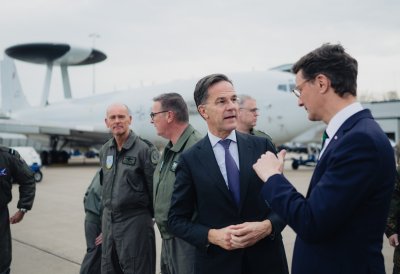 Ministerpräsident Hendrik Wüst und NATO-Generalsekretär Mark Rutte sprechen auf einem Flugfeld
