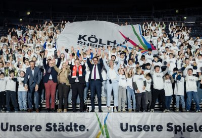 Jubel-Foto mit vielen Kindern