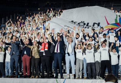 Jubel-Foto mit vielen Kindern