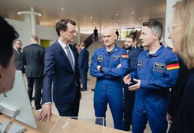 Besichtigung der DLR-Ausstellung im envihab