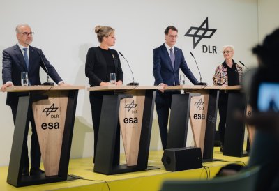 Pressekonferenz mit 4 Rednerpulten