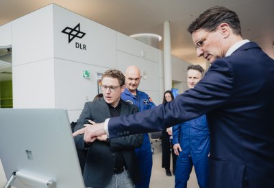 Besichtigung der DLR-Ausstellung im envihab