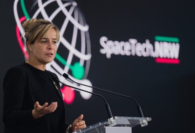 Wortschaftsministerin Neubaur während ihrer Rede