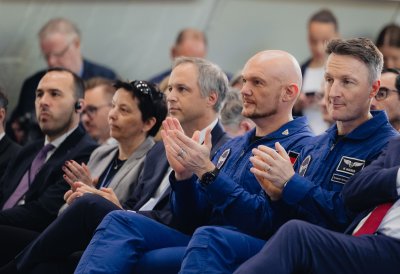 Astronauten applaudieren im Publikum