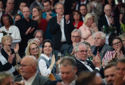 Das Publikum applaudiert