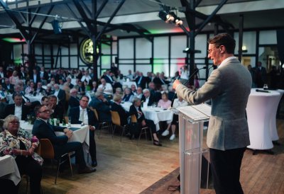 MP Wüst hält eine Rede