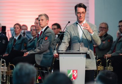 MP Wüst hält eine Rede