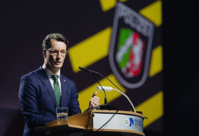 Ministerpräsident Wüst während seiner Rede auf der Bühne