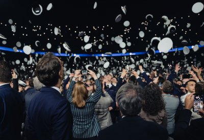 Die Polizeianwärter werfen ihre Mützen in due Luft