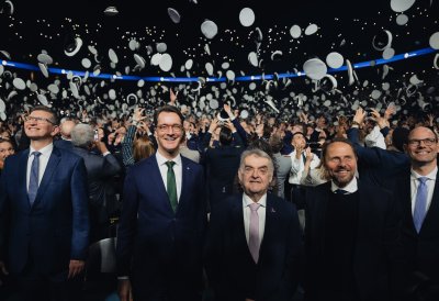 Die Polizeianwärter werfen ihre Mützen in due Luft