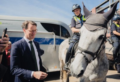 Ministerpräsident Wüst besucht die Ausstellung vor der Lanxess Arena