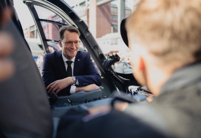 Ministerpräsident Wüst besucht die Ausstellung vor der Lanxess Arena