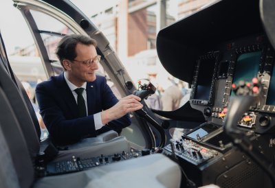 Ministerpräsident Wüst besucht die Ausstellung vor der Lanxess Arena