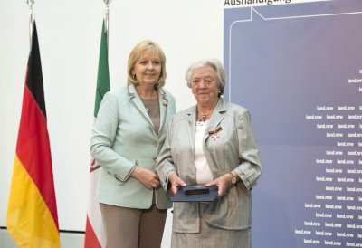 Ministerpräsidentin Hannelore Kraft überreicht Bundesverdienstorden an 16 Bürgerinnen und Bürger aus Nordrhein-Westfalen