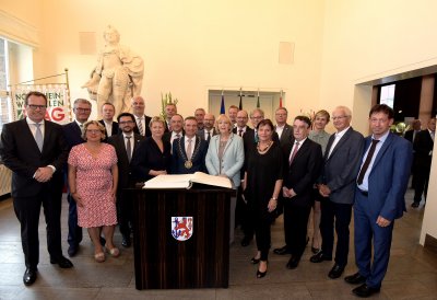 Gemeinsames Foto des Landeskabinetts mit Oberbürgermeister Thomas Geisel sowie den anwesenden Bürgermeistern und Beigeordneten