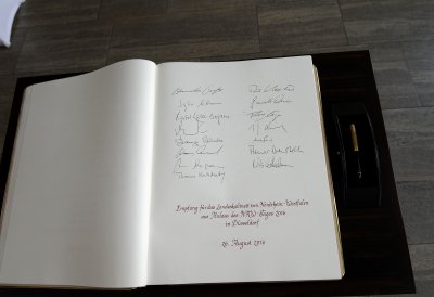 Die Einträge des Landeskabinetts ins Goldenen Buch