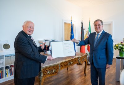 Ministerpräsident Laschet händigt Bundesverdienstorden an den langjährigen Geschäftsführer der Jüdischen Gemeinden im Rheinland Herbert Rubinstein aus