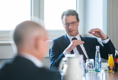 Ministerpräsident Hendrik Wüst besucht Air Liquide in Oberhausen