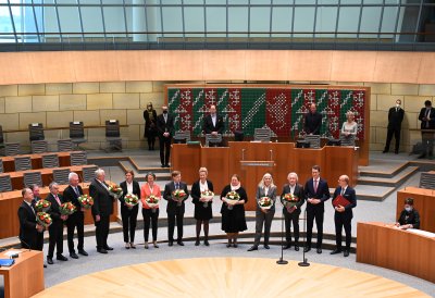 Die Kabinettmitglieder stehen nach der Vereidigung im Plenarsaal