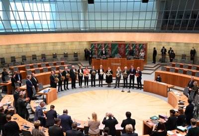 Die Kabinettmitglieder stehen nach der Vereidigung im Plenarsaal