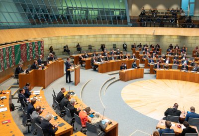 Ministerpräsident Hendrik Wüst spricht am Rednerpult