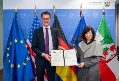 Gruppenfoto vor Flaggen