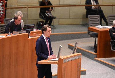 Ministerpräsident Hendrik Wüst spricht am Rednerpult