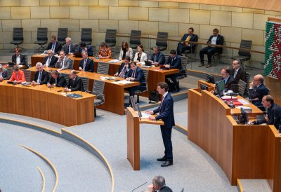 Ministerpräsident Hendrik Wüst spricht am Rednerpult