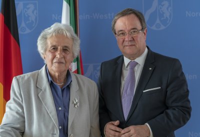Ministerpräsident Armin Laschet zeichnet Anita Lasker-Wallfisch mit dem Verdienstorden des Landes Nordrhein-Westfalen aus