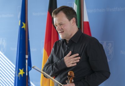 Ministerpräsident Armin Laschet zeichnet Anita Lasker-Wallfisch mit dem Verdienstorden des Landes Nordrhein-Westfalen aus