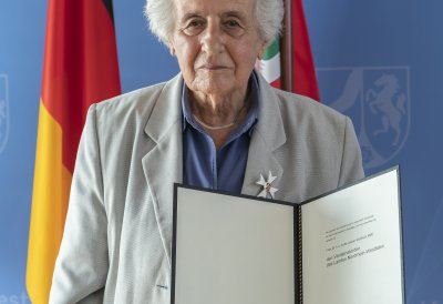 Ministerpräsident Armin Laschet zeichnet Anita Lasker-Wallfisch mit dem Verdienstorden des Landes Nordrhein-Westfalen aus