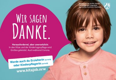 Ein hellblaues Plakat mit einem Jungen mit einer pinken Sprechblase