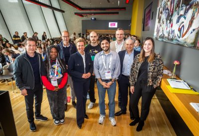 (v.l.n.r.) Lars Ricken, Schülerin Romance Bassingha, Carsten Cramer (BVB-Marketinggeschäftsführer), Ministerin Ina Brandes, Auszubildener Siyar Aslan, Milad Tabesch (Initiative „Ruhrpott für Europa“), Guido Hitze (Leiter Landeszentrale für politische Bildung), Manuel Neukirchner, Poetry Slammerin Sandra da Vina