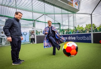 Ministerin Ina Brandes und BVB-Spielerlegende Lars Ricken